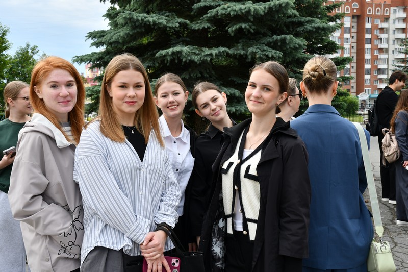 Озерские школьники сдают экзамен по русскому языку