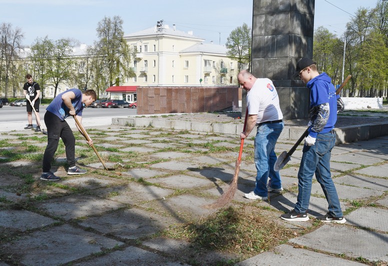 В преддверии Дня Победы на главной городской площади прошёл большой субботник