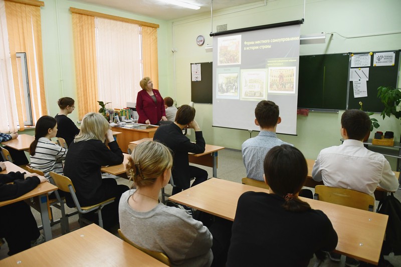 Депутаты провели для школьников парламентский урок